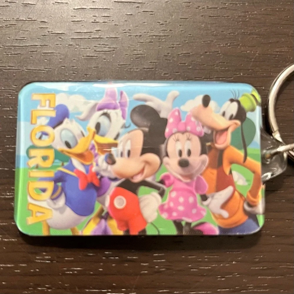 Disney Florida Souvenir Keychain Featuring Mickey Minnie Goofy Donald‎ Daisy NWT